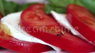 一份新鲜美味的意大利辣椒沙拉和罗勒叶。 3840x2160